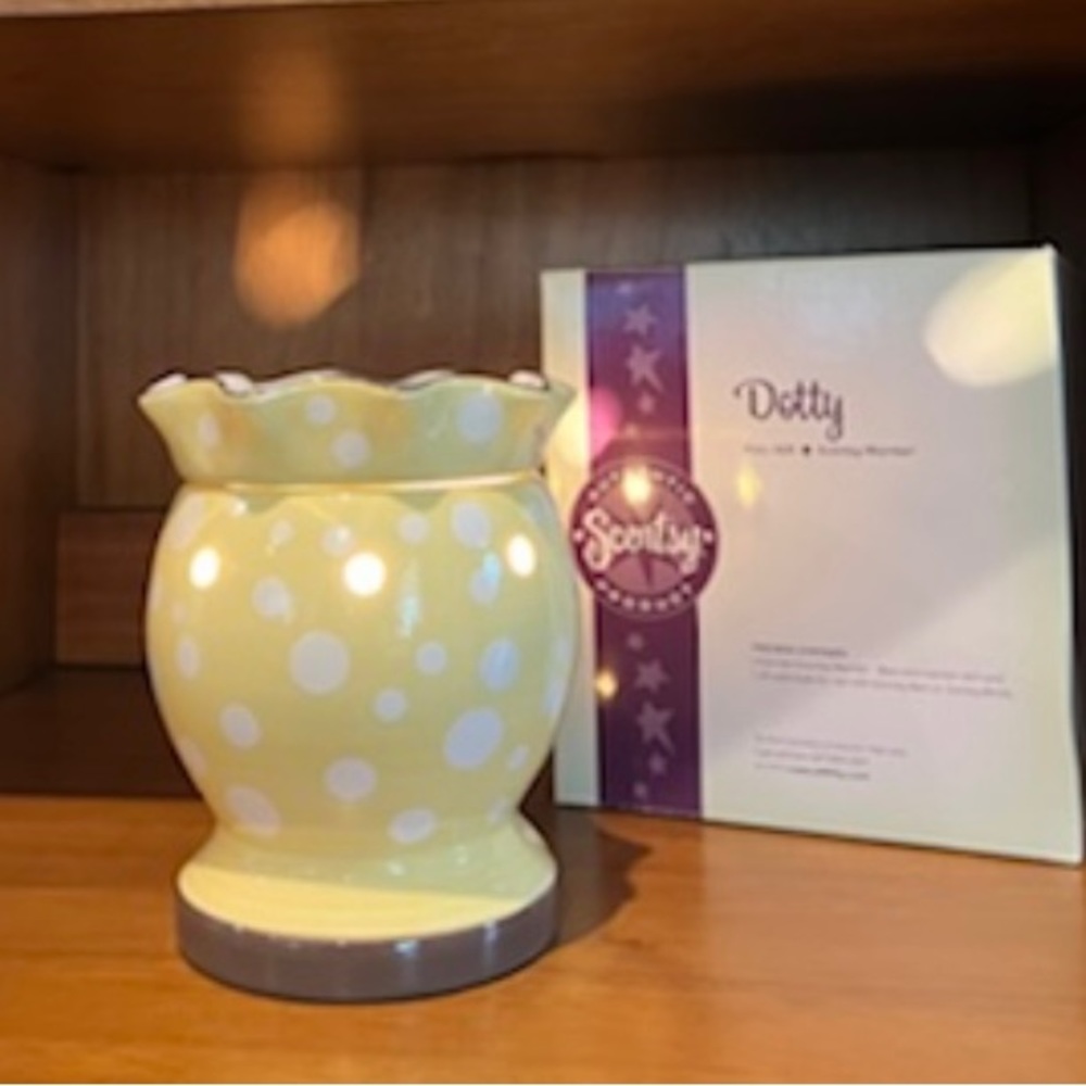 Scentsy Full-Size Dotty Wax Warmer New in Box